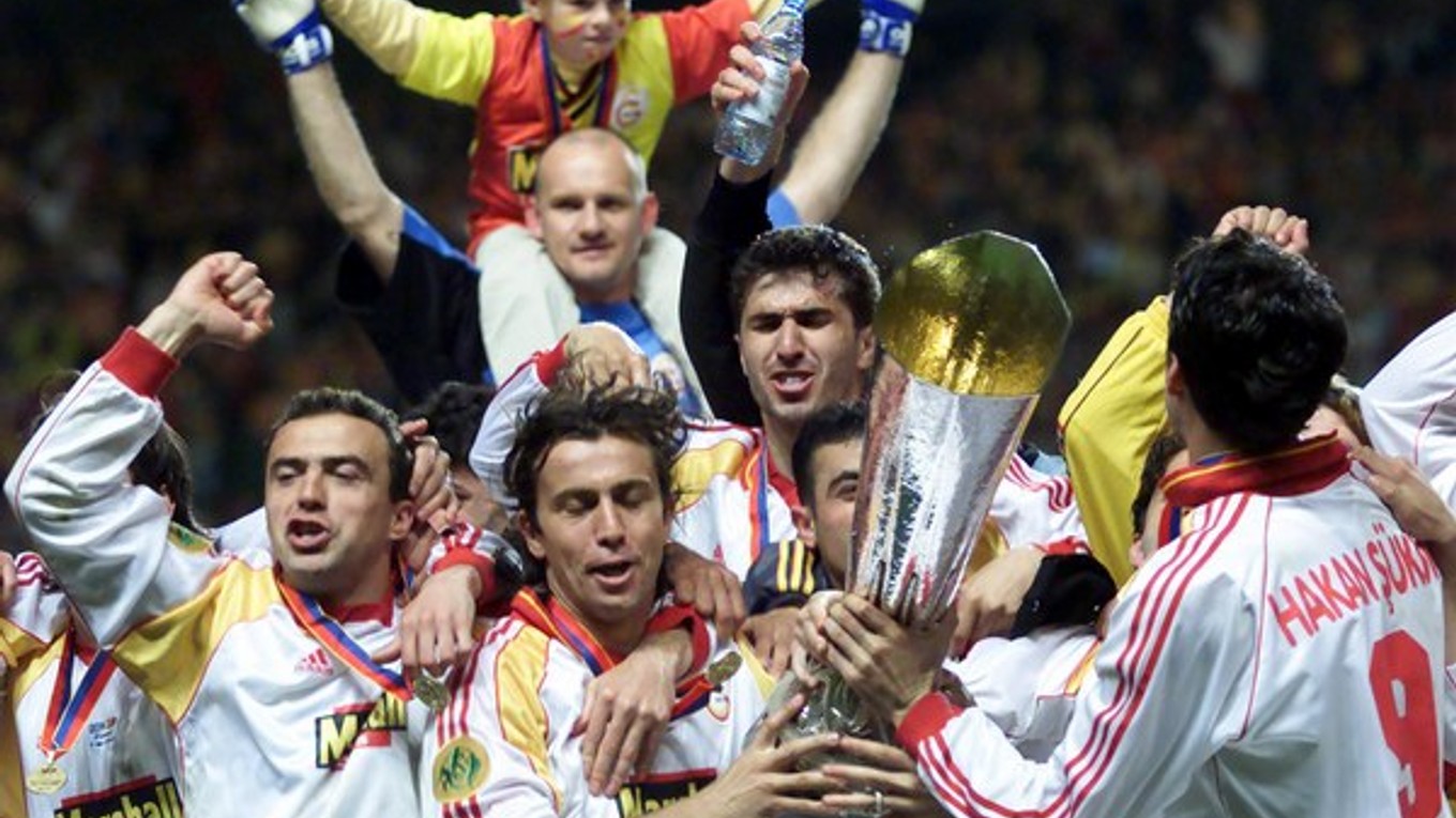 V roku 2000 dokonca hráči Galatasarayu Istanbul triumfovali vo vtedajšom Pohári UEFA, keď zdolali londýnsky Arsenal.