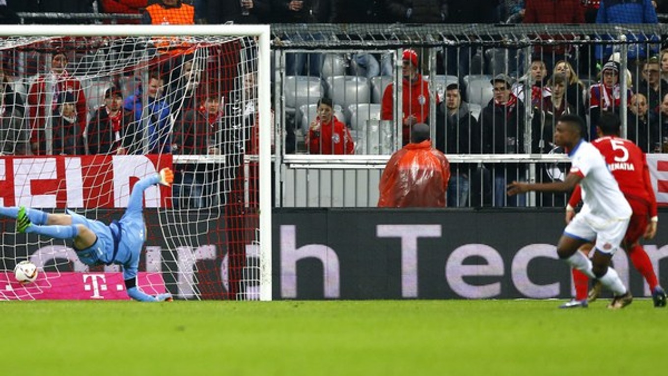 Futbalista Mainzu Jhon Cordoba (druhý sprava) strieľa víťazný gól do siete Bayernu Mníchov.