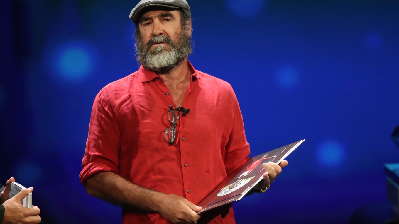 Eric Cantona pri preberaní Ceny prezidenta UEFA.