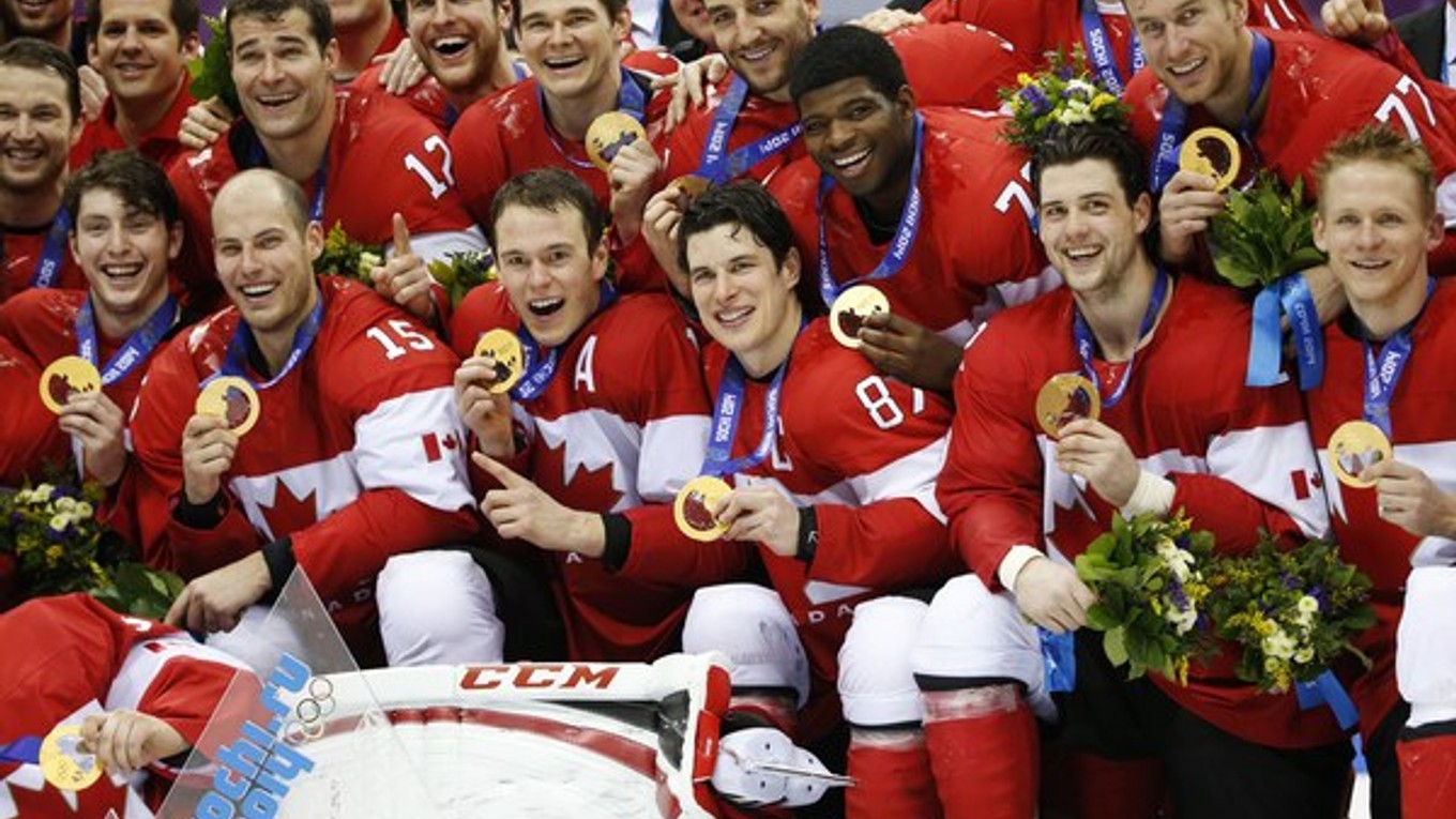 Hokejisti Kanady pózujú so zlatými medailami po víťazstve 3:0 nad Švédskom po finálovom zápase na ZOH v Soči 23. februára 2014.
