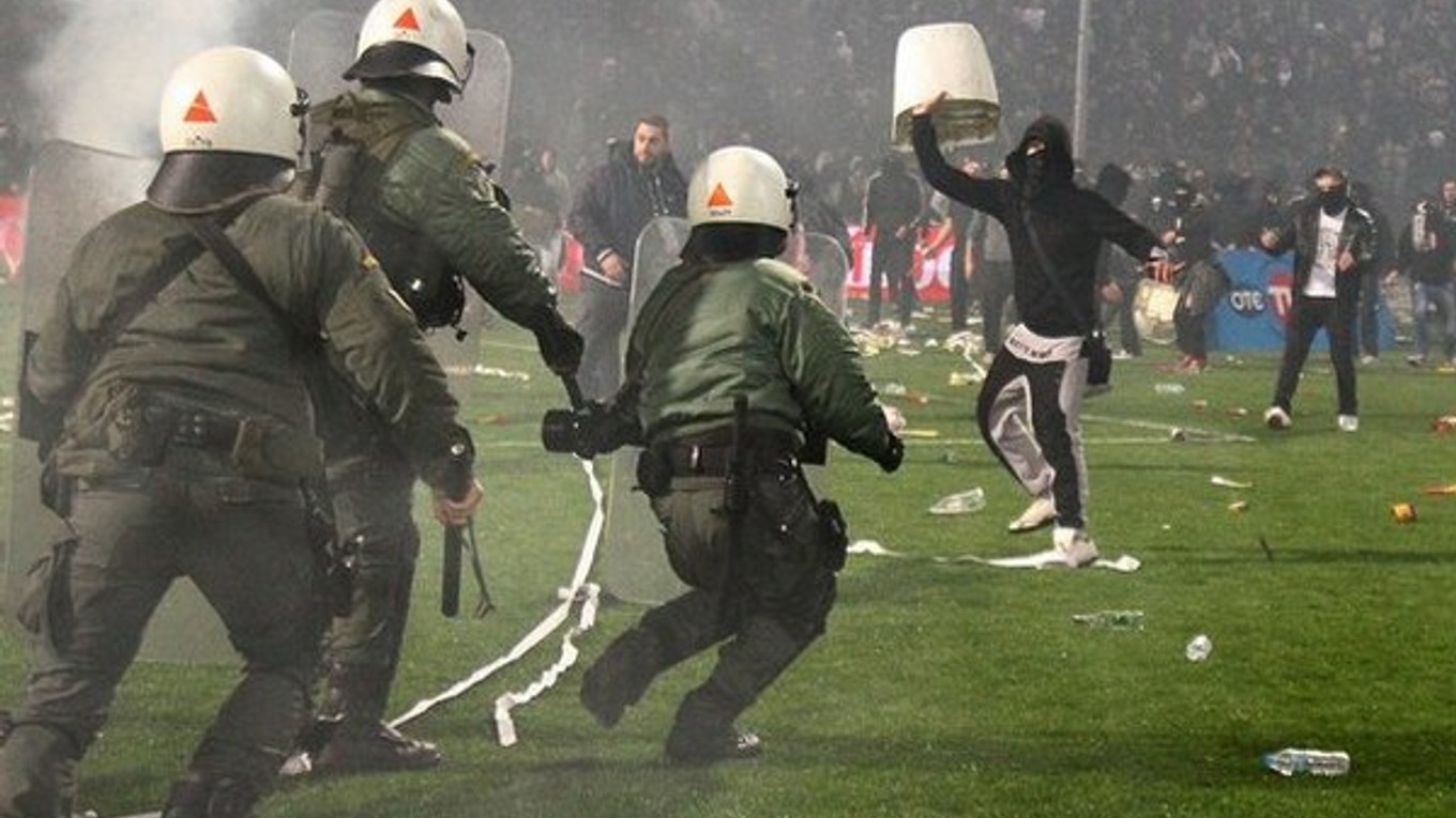 V Solúne musela proti divákom zasahovať polície.