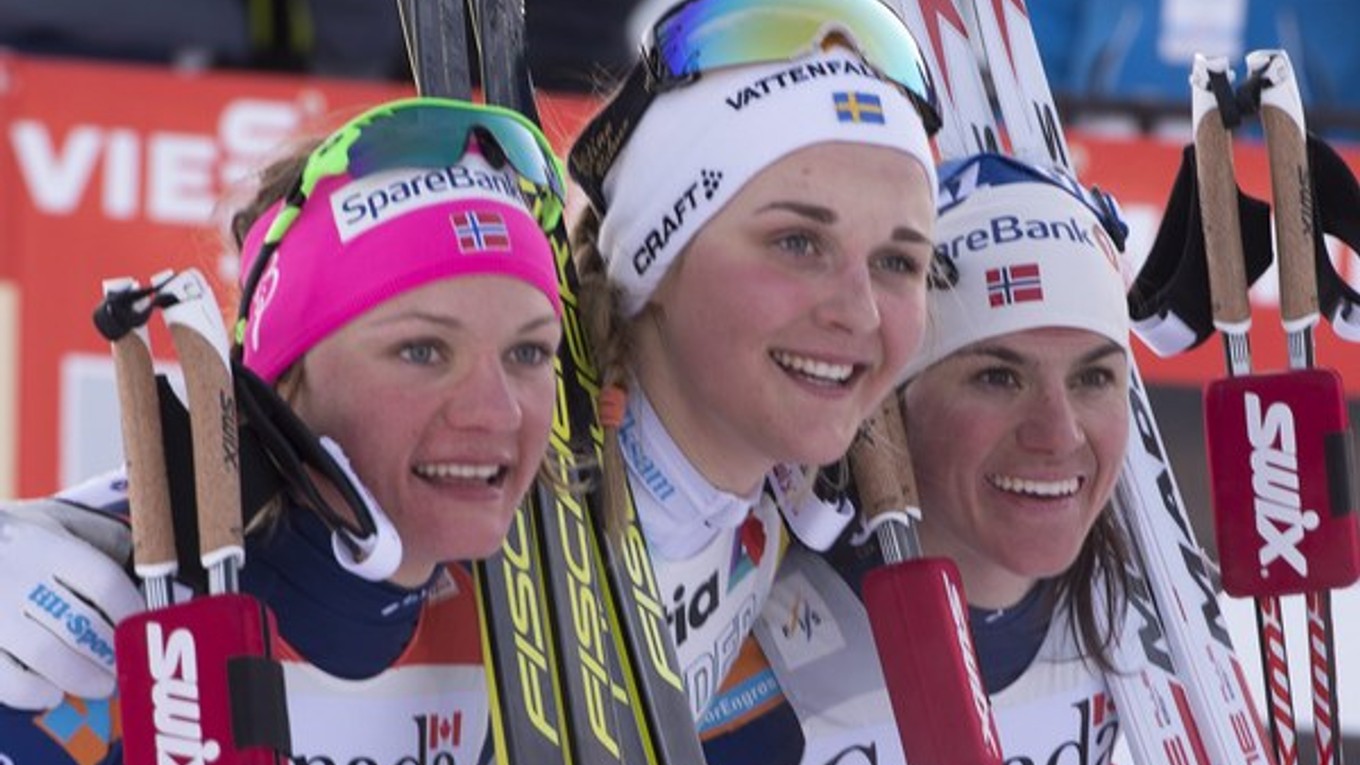 Stina Nilssonová (v strede) ovládla piatkový šprint, malý glóbus za disciplínu patrí Maiken Caspersen Fallovej (vľavo). Tretia v Québecu skončila Heidi Wengová.