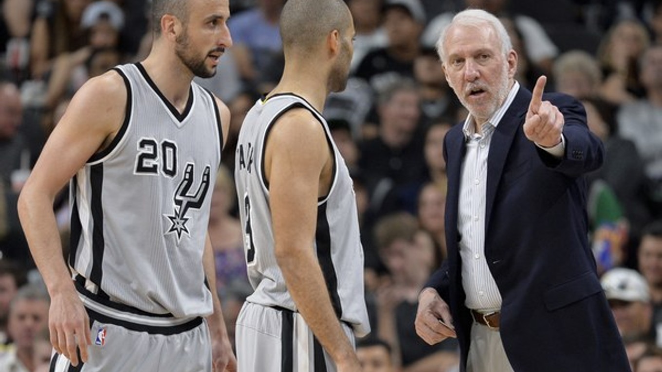 Manu Ginobili (vľavo) sa vrátil do zostavy San Antonia.
