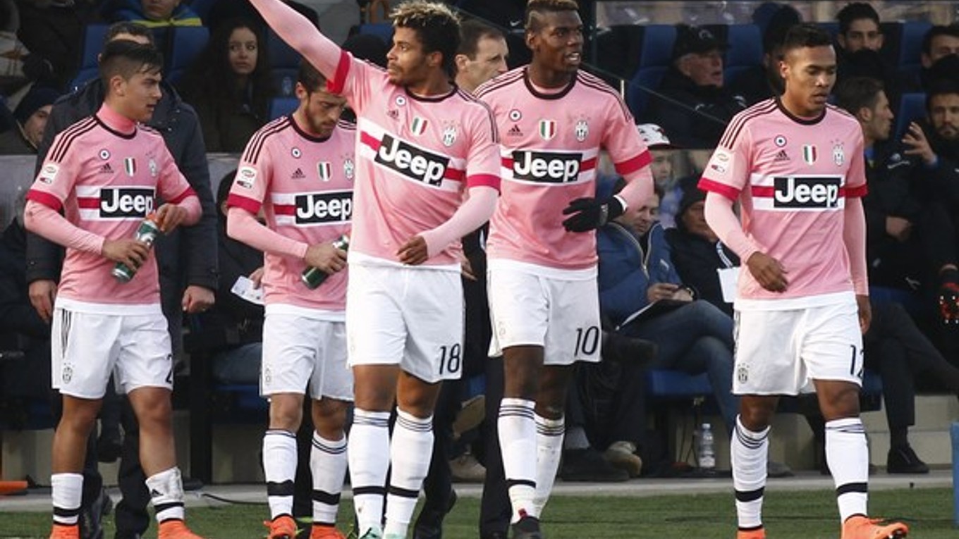 Stiedajúci Mario Lemina (tretí zľava) poistil tri body pre "starú dámu" na ihrisku Atalanty Bergamo.