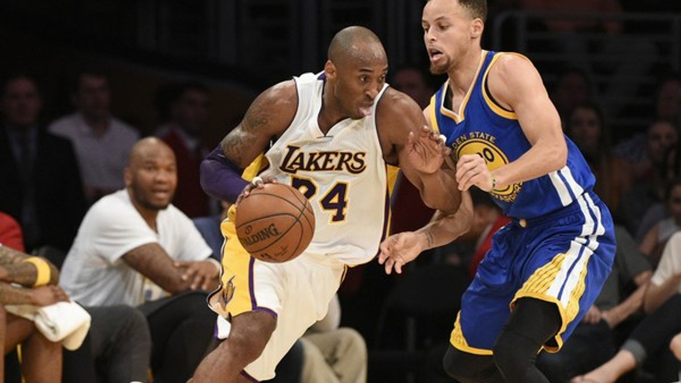 Kobe Bryant z LA Lakers sa pokúša prejsť okolo Stephena Curryho z tímu Golden State.