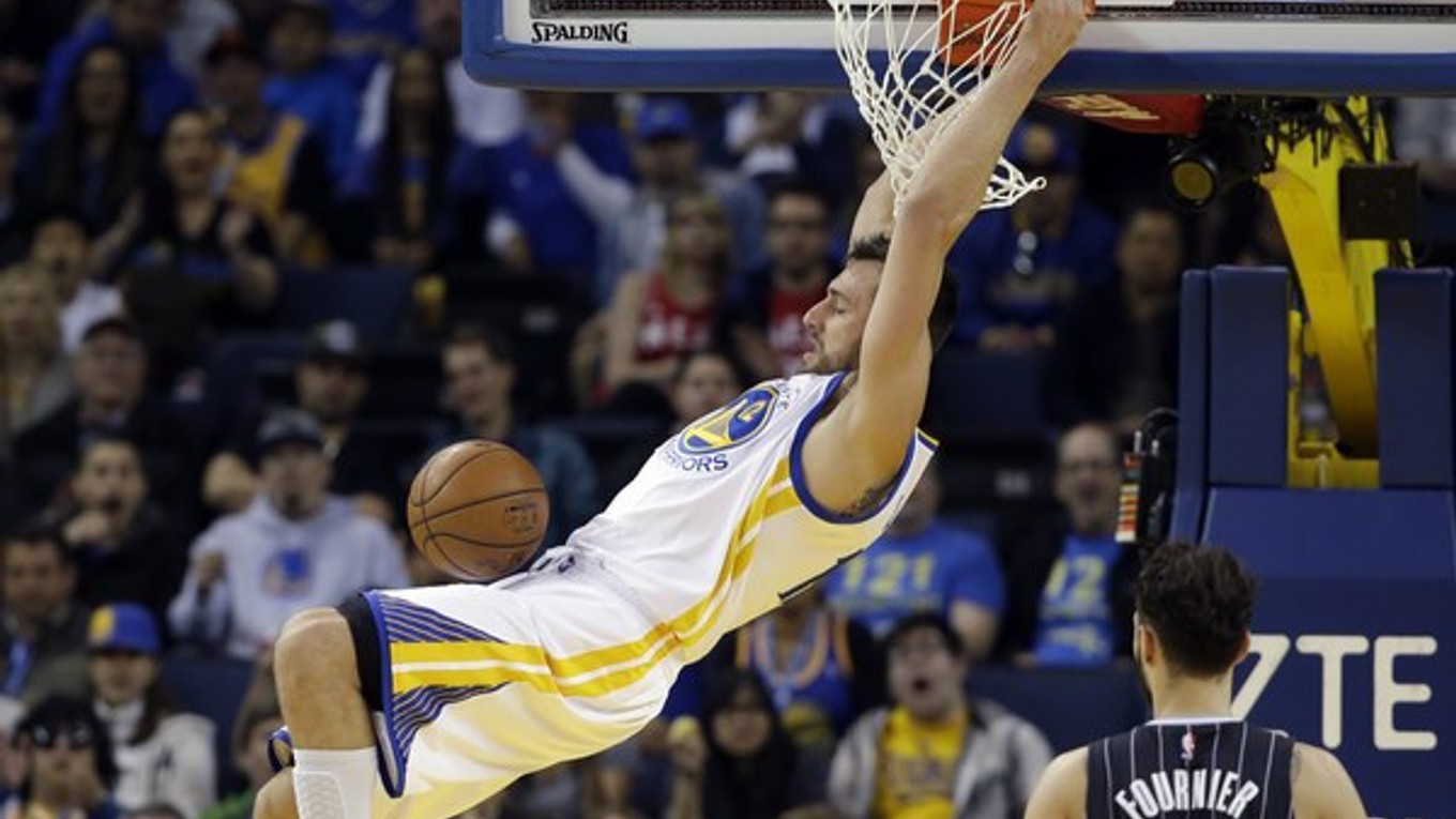 Hráči Golden State Warriors si túto sezónu užívajú. Na snímke skóruje v zápase proti Orlandu Andrew Bogut.