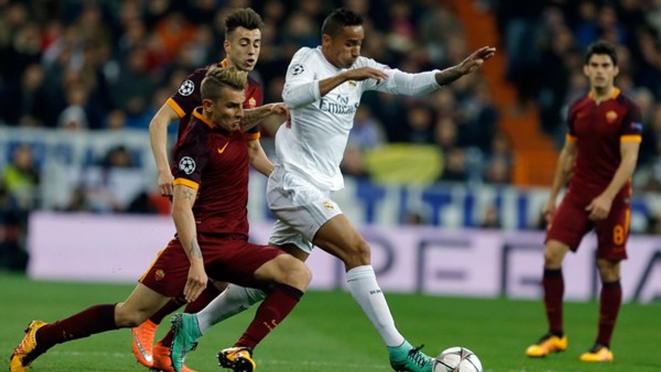 Domáci obranca Danilo z Realu Madrid sa snaží postupovať vpred. Bráni ho Lucas Digne.