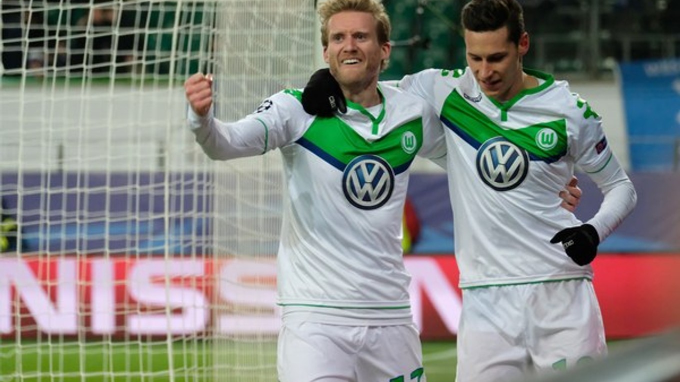 Andre Schuerrle (vľavo) a Julian Draxler oslavujú gól do siete Gentu.