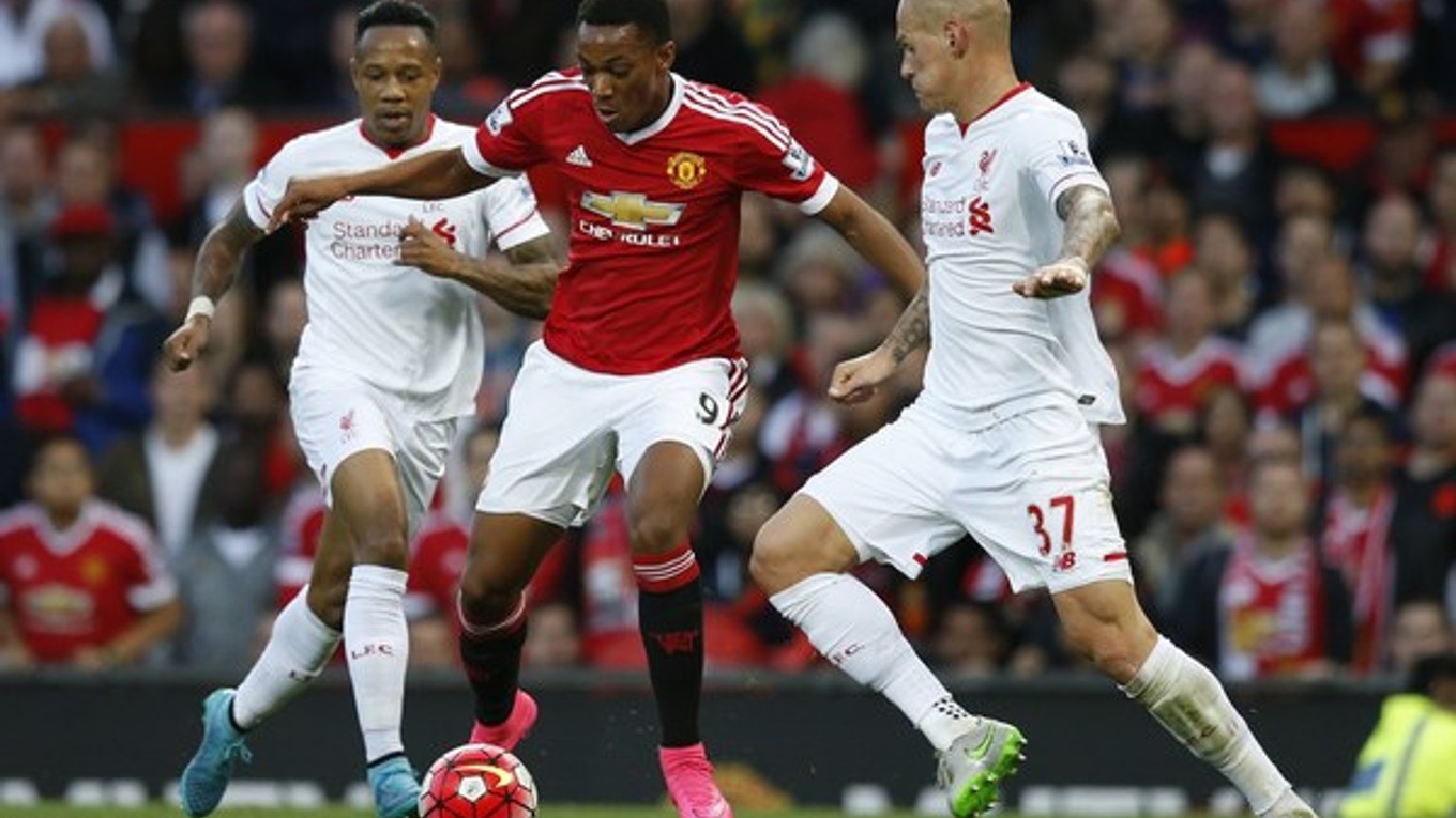 Na snímke vpravo slovenský hráč Liverpoolu Martin Škrtel, uprostred hráč United Anthony Martial a vľavo hráč Liverpoolu Nathaniel Clyne.