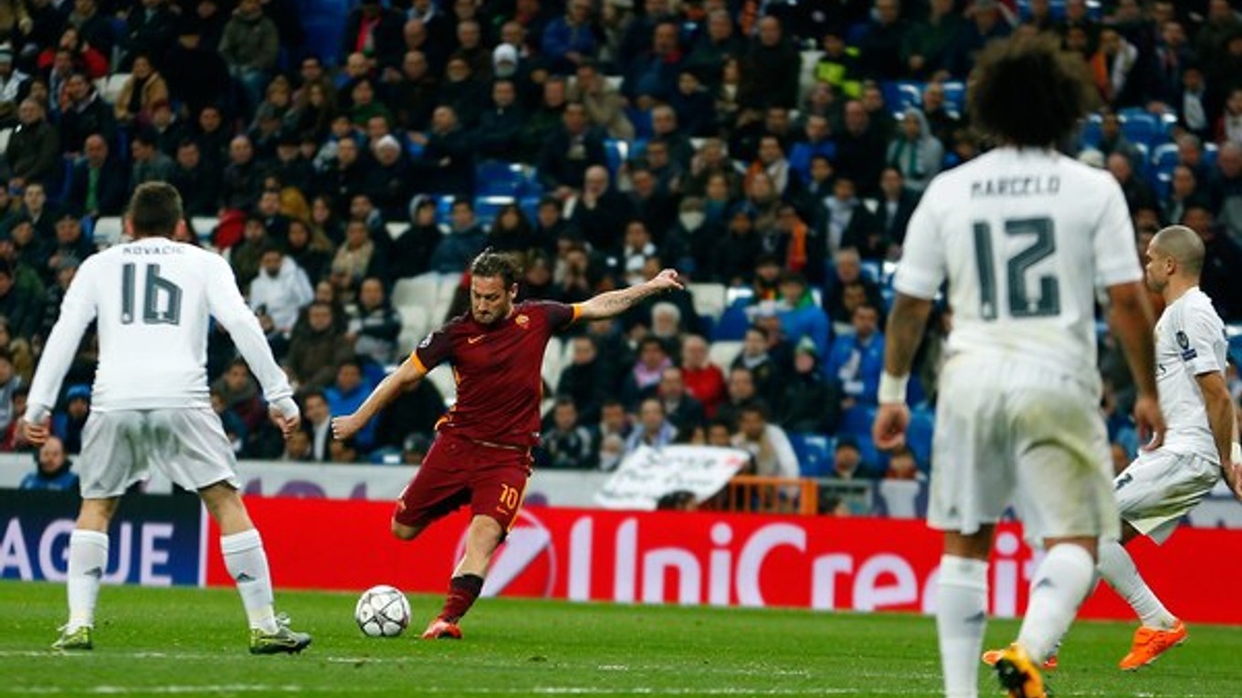 Taliansky futbalista Francesco Totti (druhý zľava).