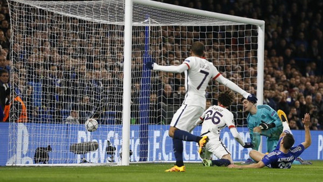 Adrien Rabiot (druhý zľava) z PSG strieľa otvárací gól zápasu.