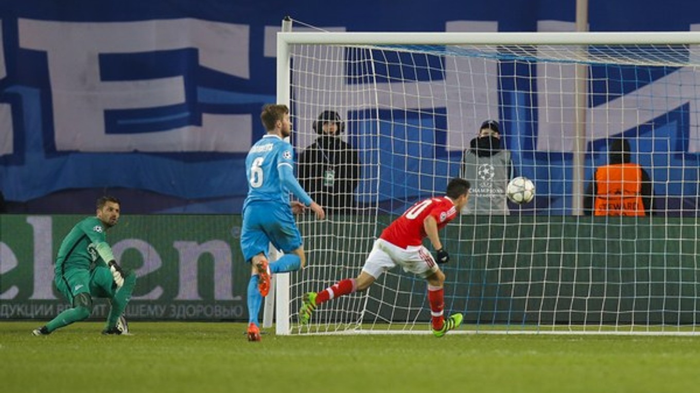 Nico Gaitan (vpravo) strieľa gól Benficy Lisabon do siete Zenitu Petrohrad.