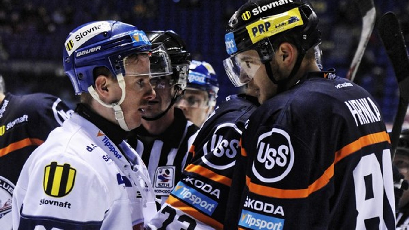 Martinčan Tomáš Rusina (vľavo) vo výmene názorov s Košičanom Tomášom Hrnkom.