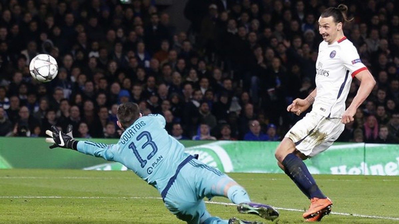 Zlatan Ibrahimovič (vpravo) prekonáva brankára Chelsea Thibauta Courtoisa.