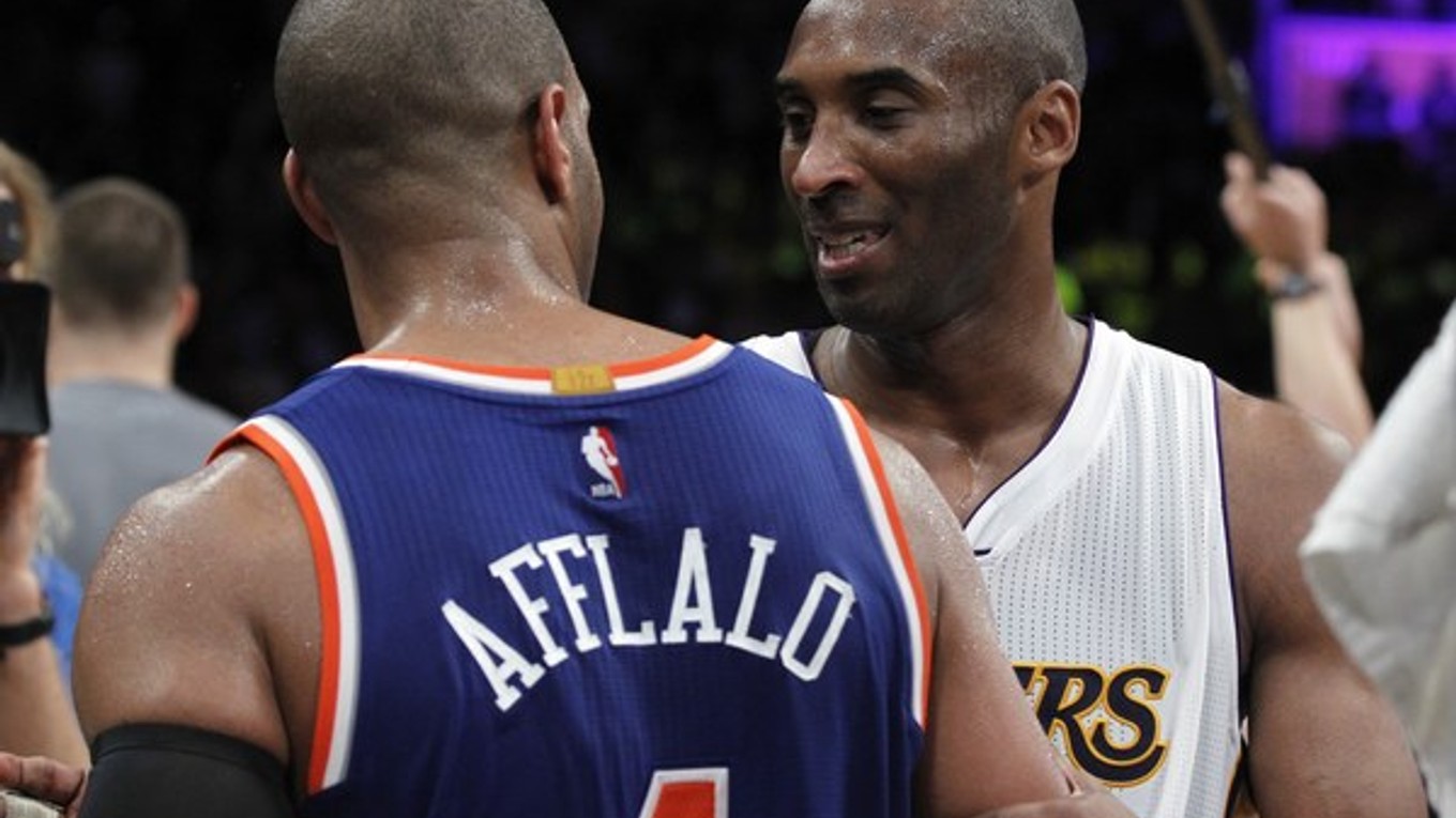 Kobe Bryant sa proti New Yorku Knicks postavil posledný raz v kariére.
