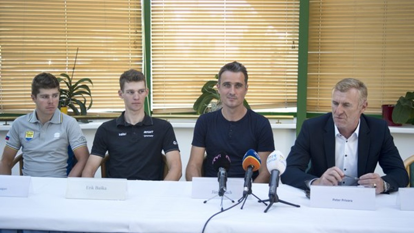 Juraj Sagan, ako aj Erik Baška (prví dvaja zľava) patria k trojici Slovákov na blížiacich sa klasikách v Belgicku.