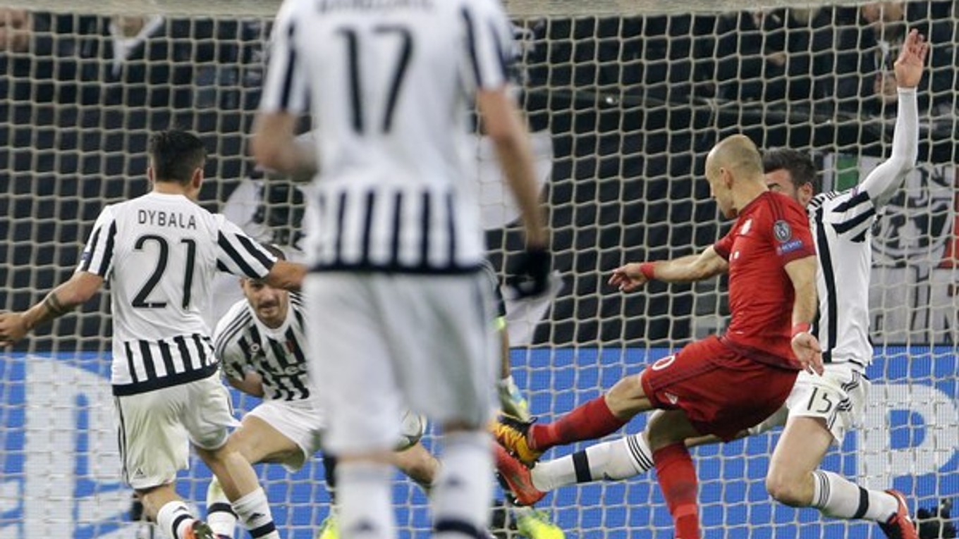 Arjen Robben (druhý sprava) v prvom zápase v Turíne dokonca skóroval.