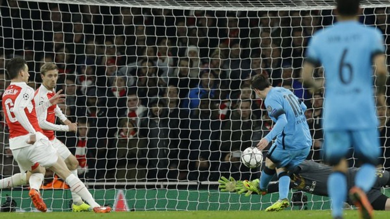 Lionel Messi strieľa gól do siete Arsenalu. Aj vďaka nemu Barcelona vyhrala na ihrisku súpera 2:0. Londýnčania sa teraz pokúsia o zázrak.