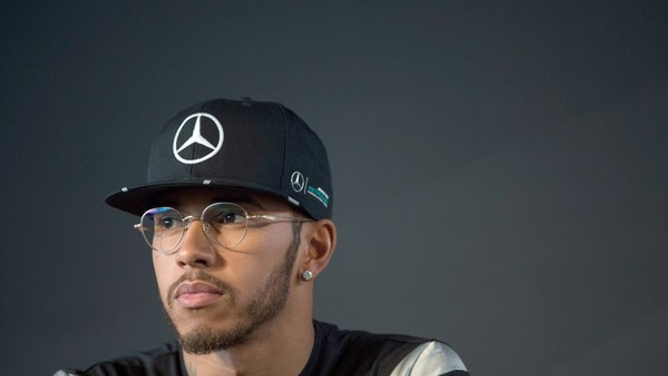 Lewis Hamilton má problém.