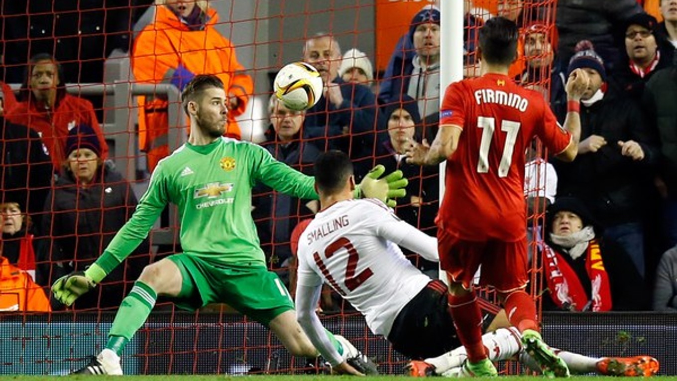 Futbalisti FC Liverpool majú výbornú východiskovú pozíciu, doma zdolali Manchester United 2:0. na snímke strieľa jeden z gólov Roberto Firmino.