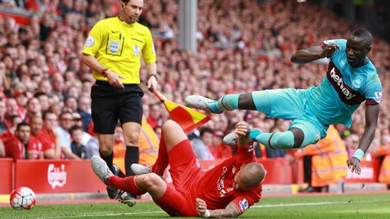 Snímka z augustového duelu Premier League, v ktorom nastúpil Škrtel proti West Hamu. Slovenský zadák sa predstavil proti "kladivárov" opäť, tentoraz ale proti rezervnému družstvu.