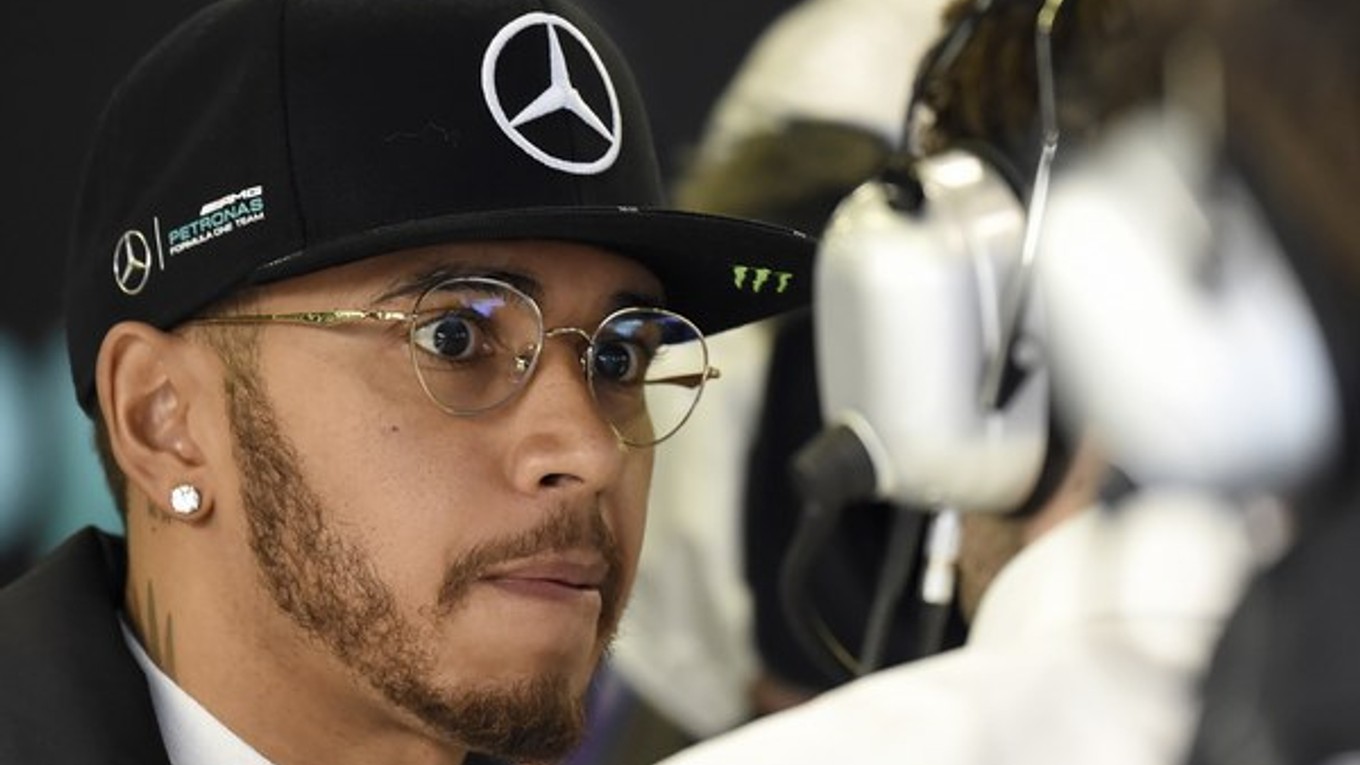 Lewis Hamilton z Mercedesu je najväčším favoritom na obhajovu.