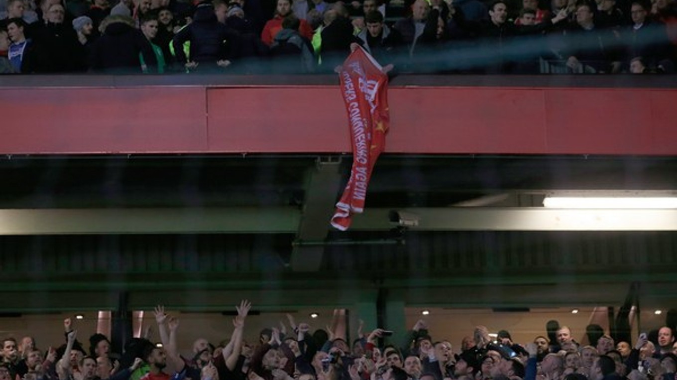 Fanúšikovia Liverpoolu sa v sektore domácich dokonca snažili rozprestrieť svoju klubovú vlajku.