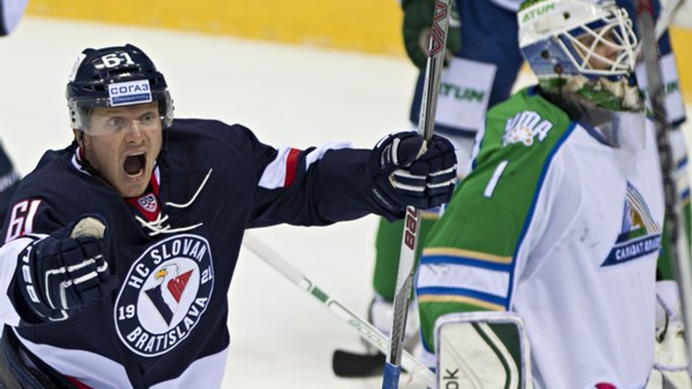 Brankár Ufy Niklas Svedberg (na snímke v dueli proti bratislavskému Slovanu) síce začal stretnutie v bráne, no po inkasovaných góloch zamieril na striedačku.