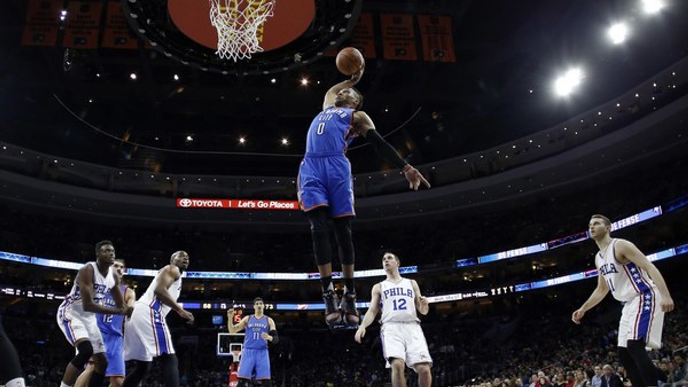 Russell Westbrook (s číslom 0) smečuje v zápase proti Philadelphii.