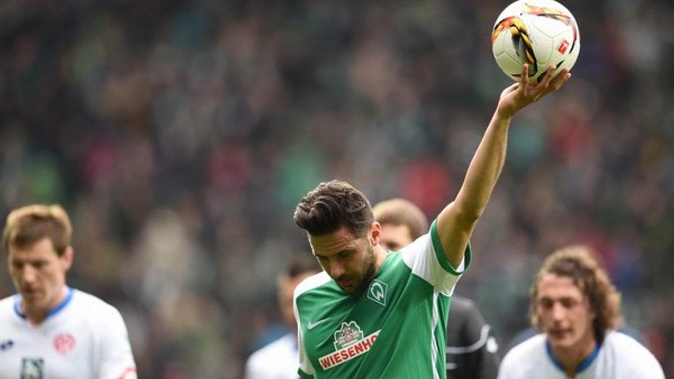 Pizarro drží loptu, s ktorom strelil svoj jubillejný gól do siete Mainzu.