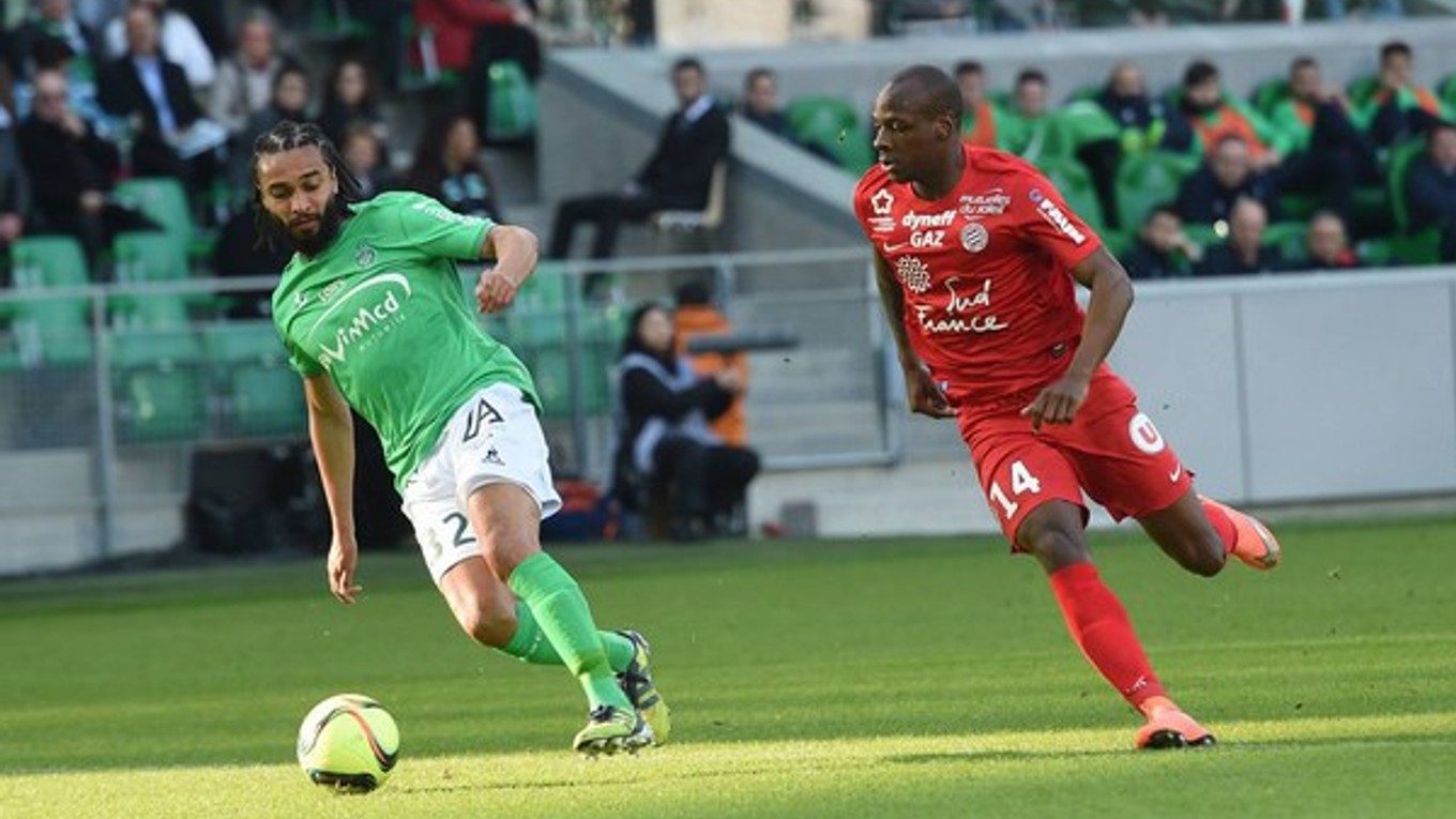 Hráči AS Saint-Étienne (v tradičnej zeleno-bielej kombinácii) si doma poradili s Montpellierom.
