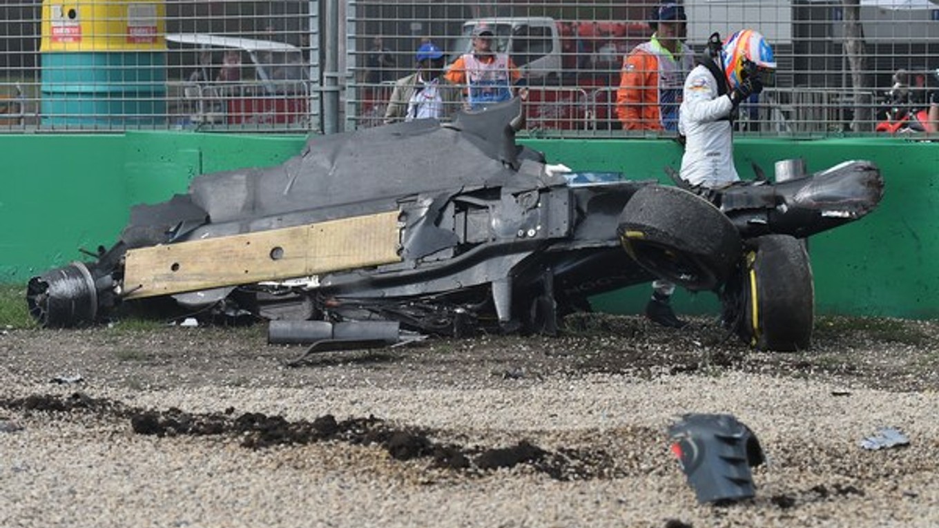 Fernando Alonso vystupuje z rozbitého monopostu.