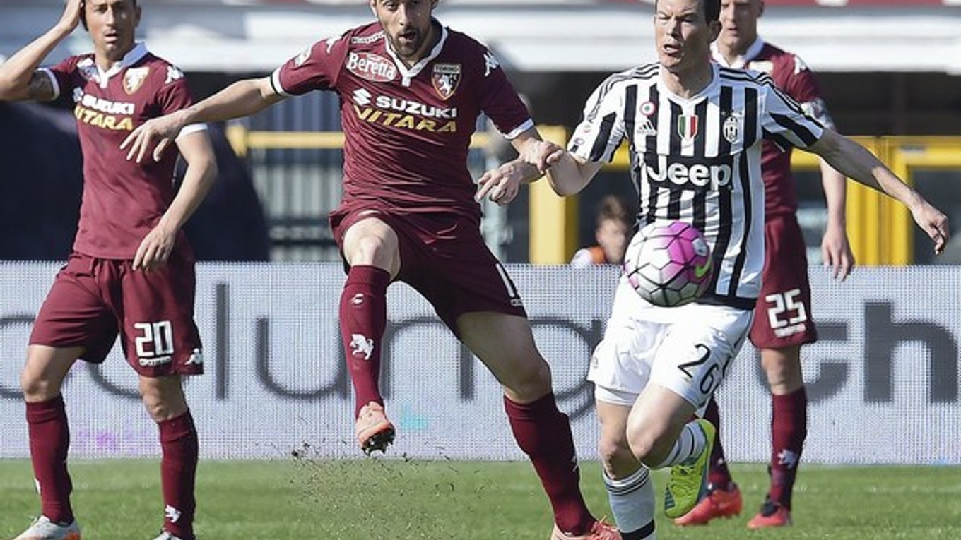 Domáci Marco Benassi v súboji o loptu so Stephanom Lichsteinerom z Juventusu Turín.