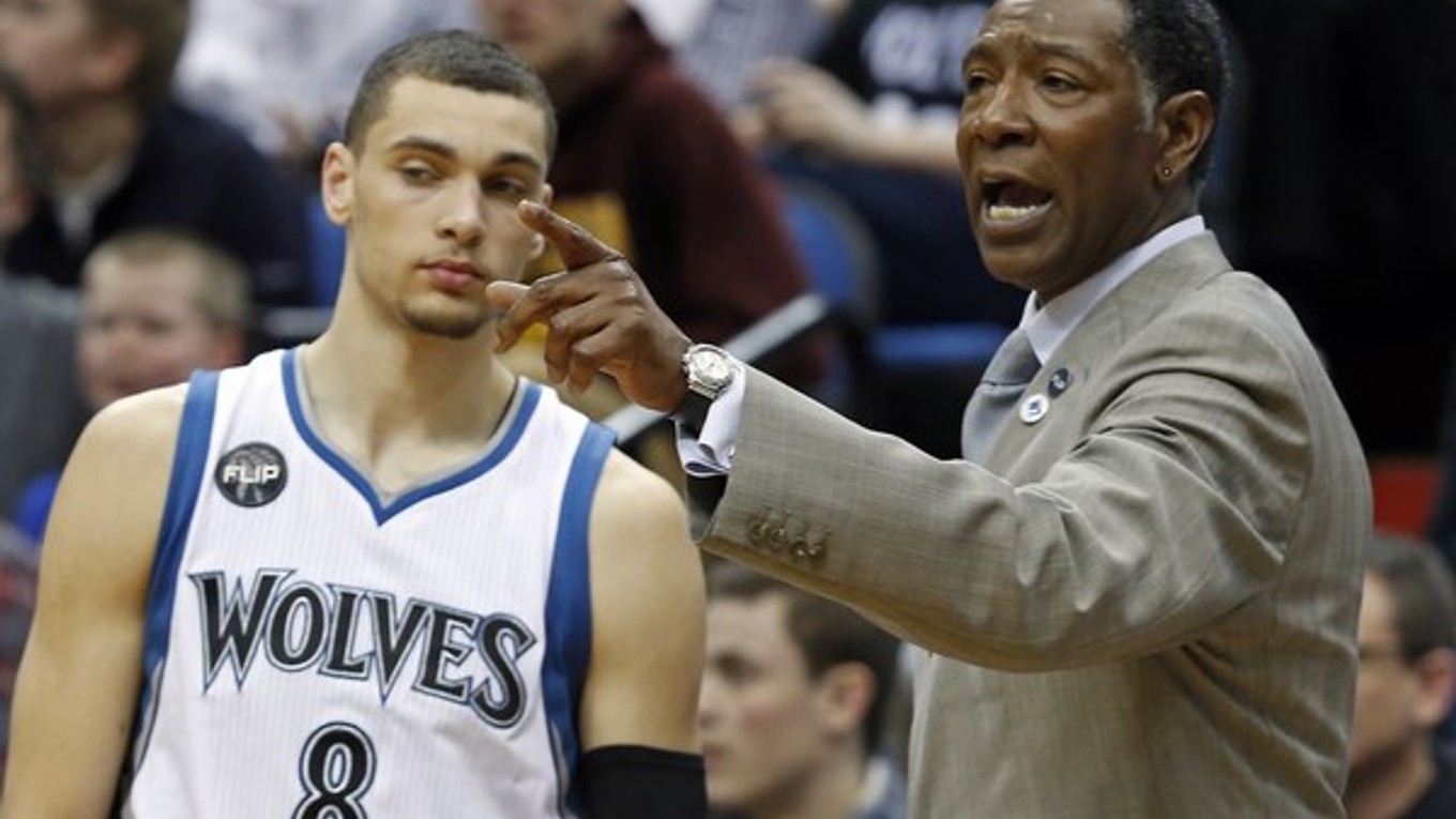 Tréner Sam Mitchell z Minnesoty Timberwolves dáva inštrukcie svojmu zverencovi Zachovi LaVinemu.