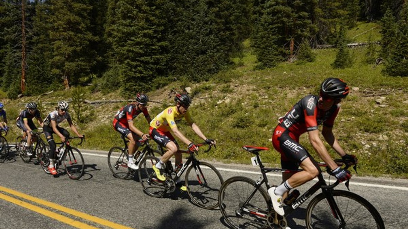 Austrálčan Dennis (vpravo) odstúpil z prebiehajúcich pretekov Okolo Katalánska.