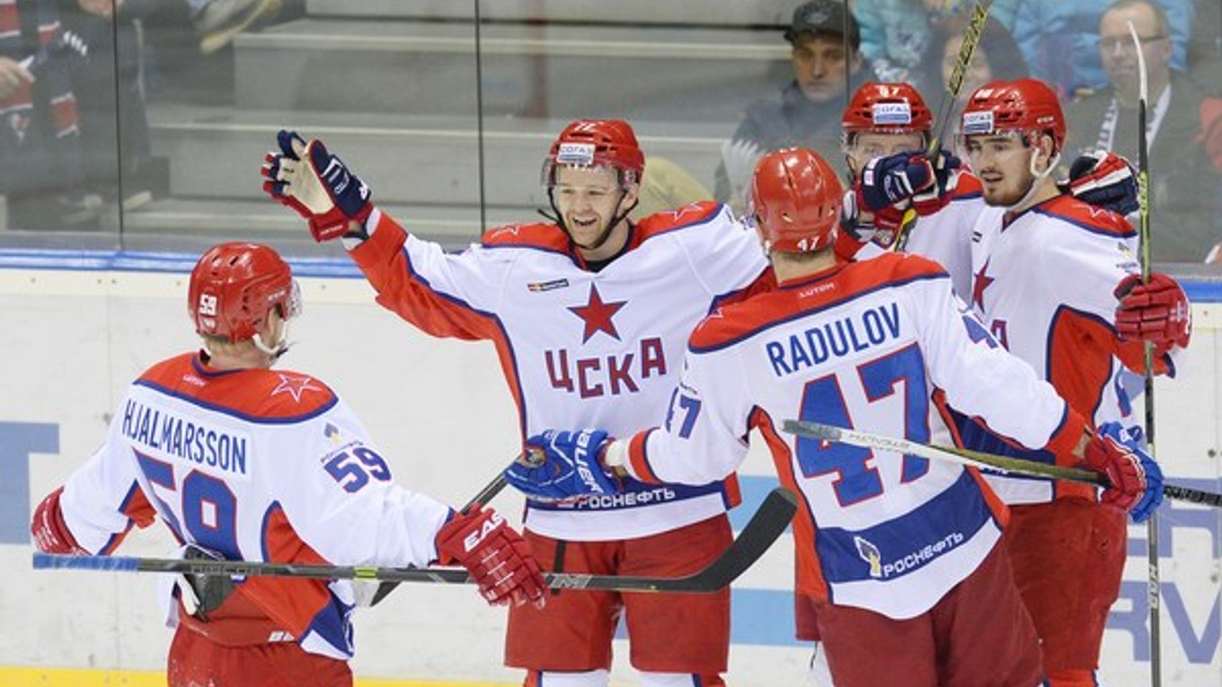 Hráči CSKA Moskva sa tešia z víťazstva v prvom zápase finále konferencie v KHL.