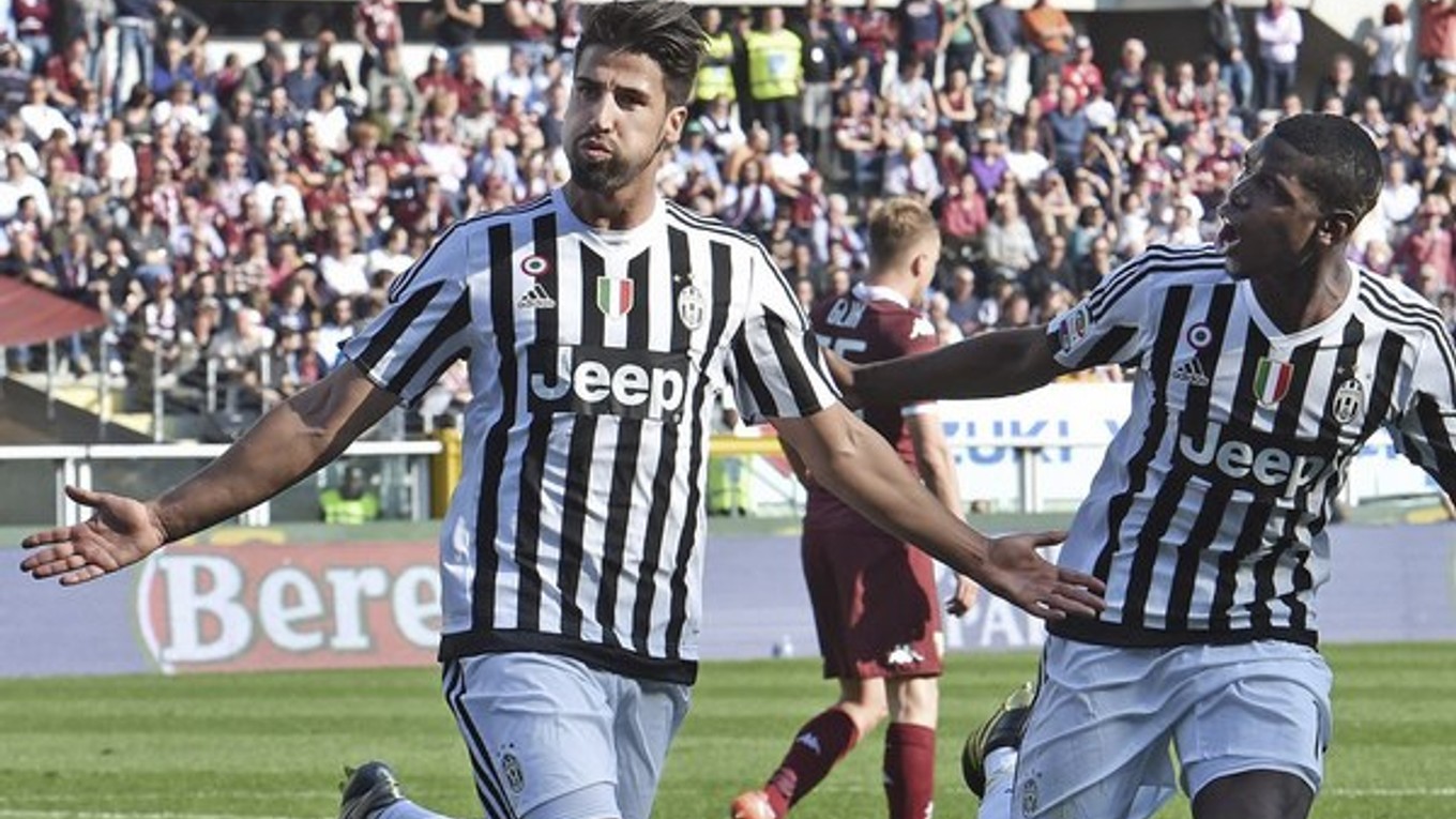 Pred tým, ako dostal červenú kartu, strelil Sami Khedira (vľavo) jeden z gólov Juventusu.