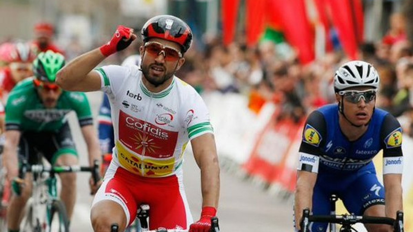 Bouhanni (uprostred) na Okolo Katalánska skončil kvôli zdravotným problémom.