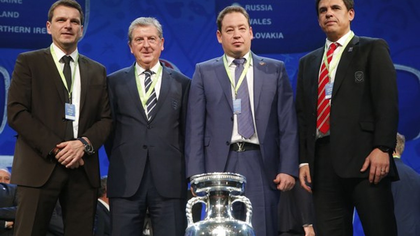 Chris Coleman (vpravo) bude so svojimi zverencami čeliť Slovensku (vľavo asistent trénera Štefan Tarkovič), Anglicku (druhý zľava kouč Roy Hodgson) a Rusku (druhý sprava tréner Leonid Sluckij).