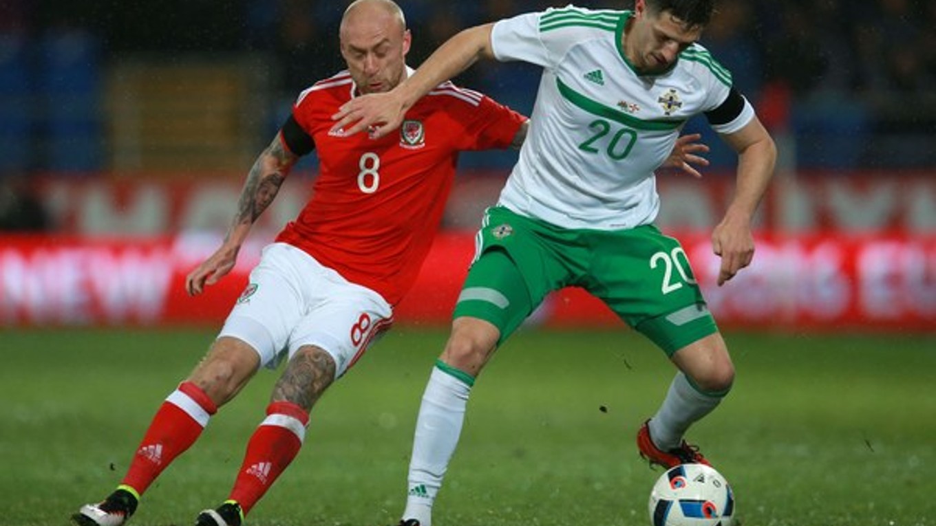 Waleský hráč David Cotterill (vľavo) bojuje o loptu s Craigom Cathcartom zo Severného Írska.