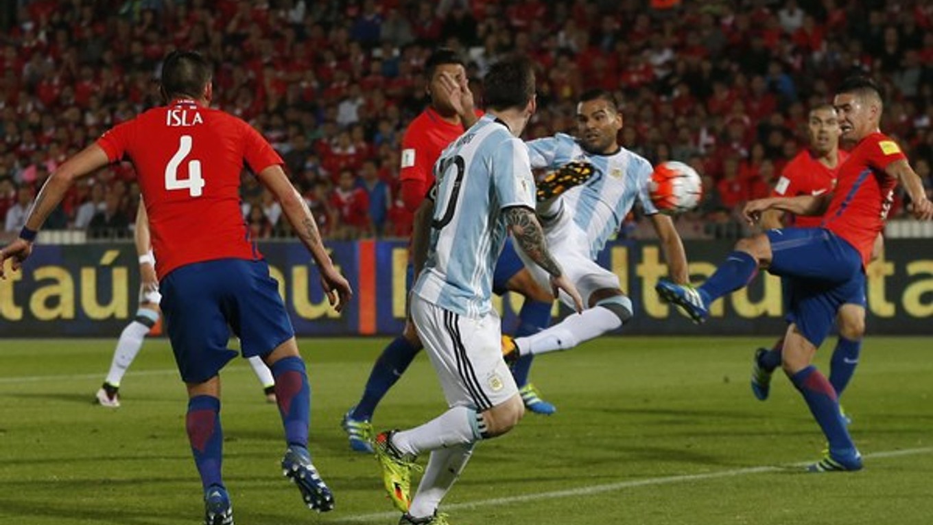 Gabriel Mercado (tretí sprava) strieľa druhý gól Argentíny do siete Čile.