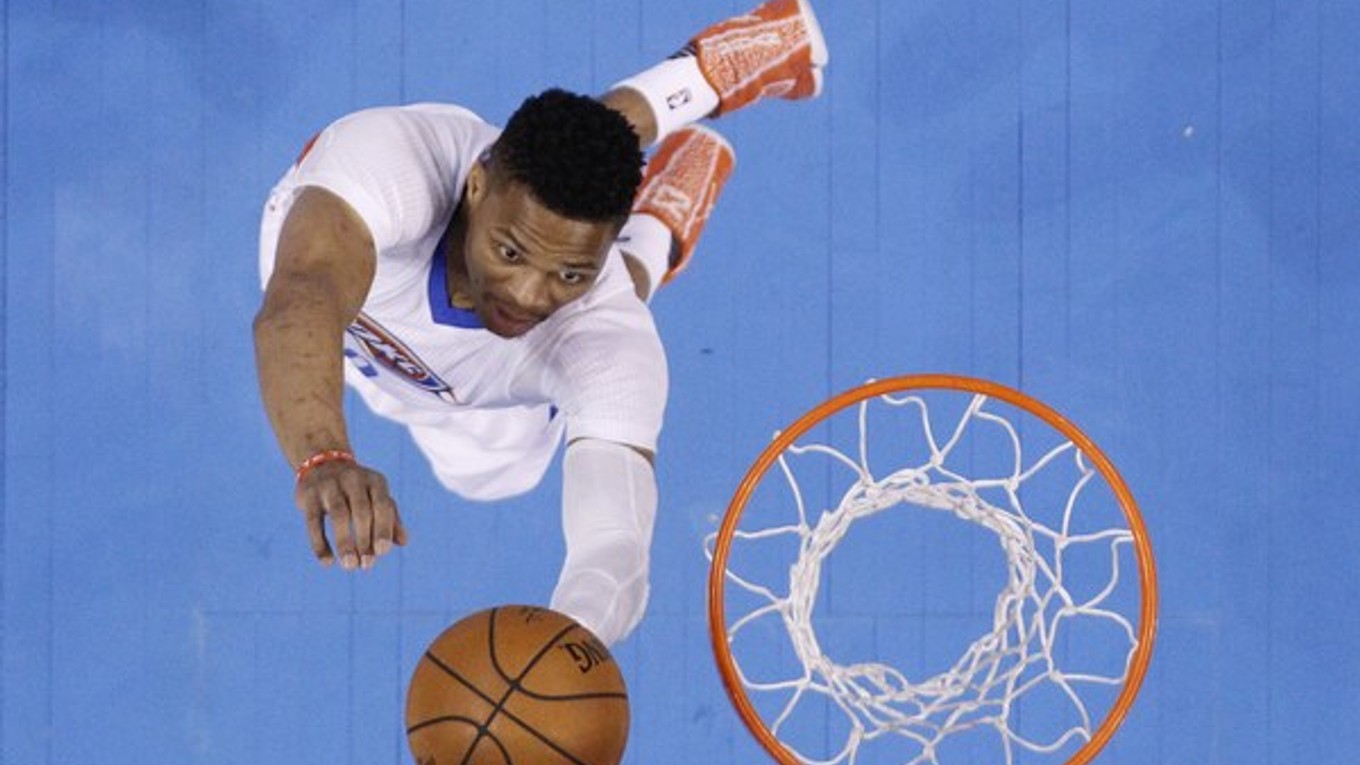 Russell Westbrook doskakuje pre loptu v zápase Oklahomy proti Utahu.
