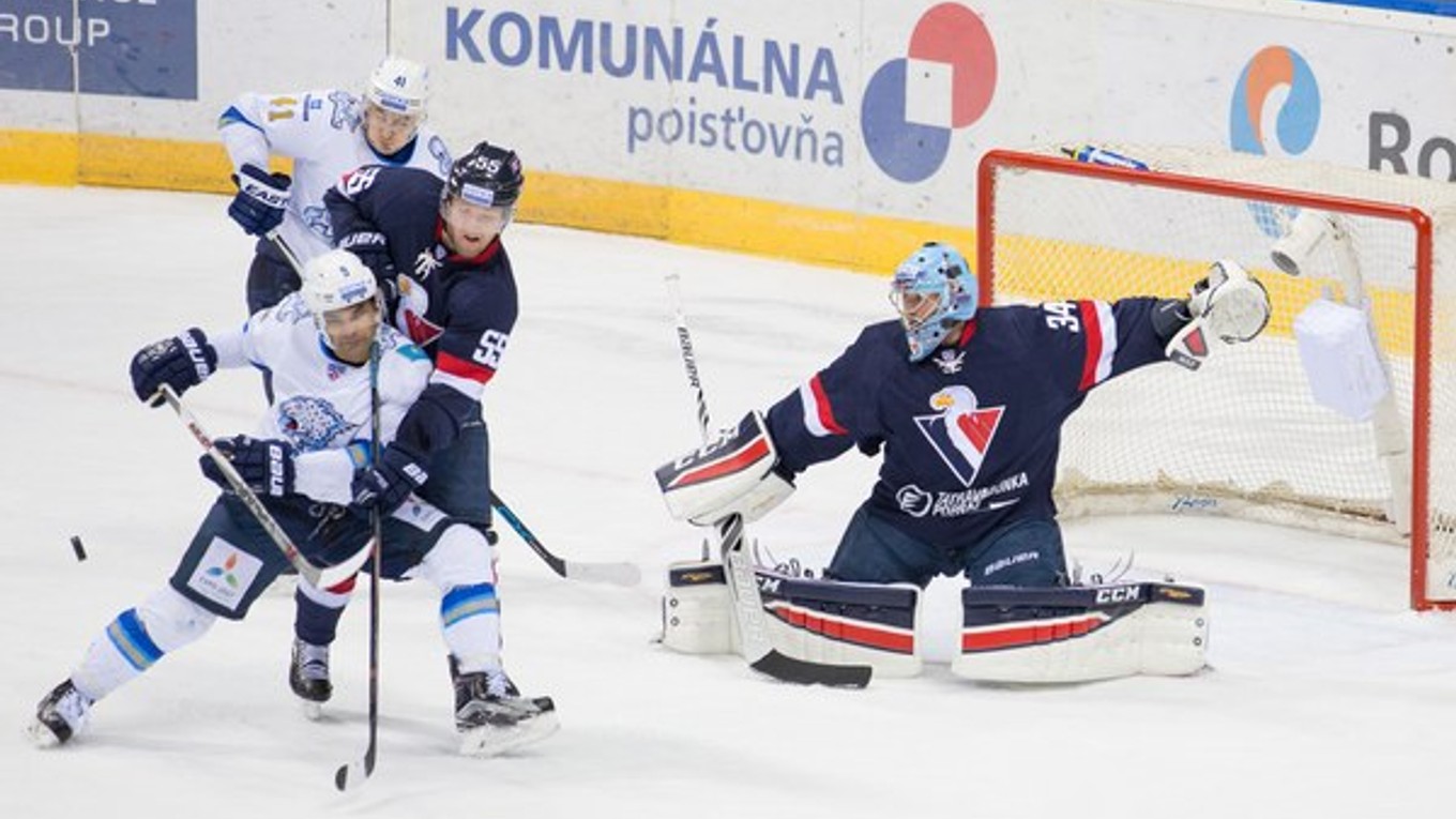 Zľava Nigel Dawes a Dustin Boyd si obliekajú dres Barysu Astana v KHL. Predstavili sa v ňom aj v Bratislave.