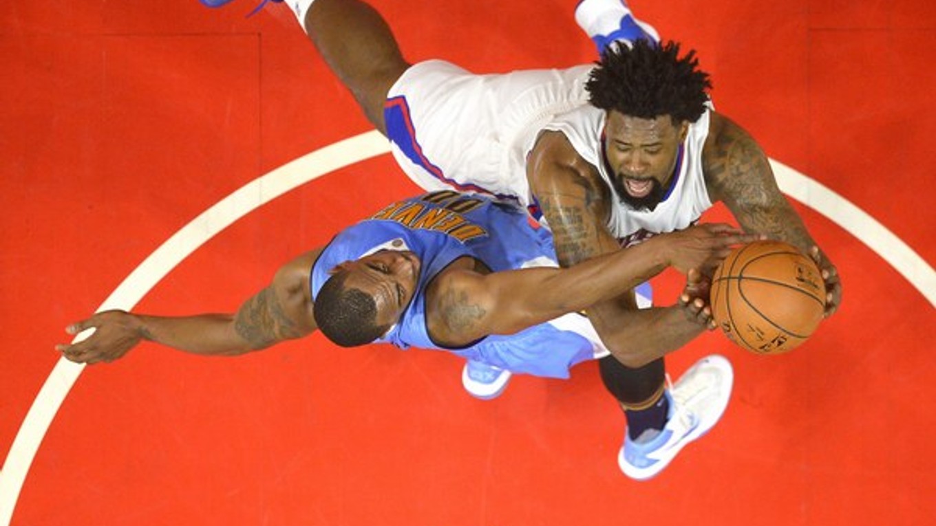 DeAndre Jordan z Los Angeles Clippers (vpravo) v súboji s Darrellom Arthurom z Denveru.