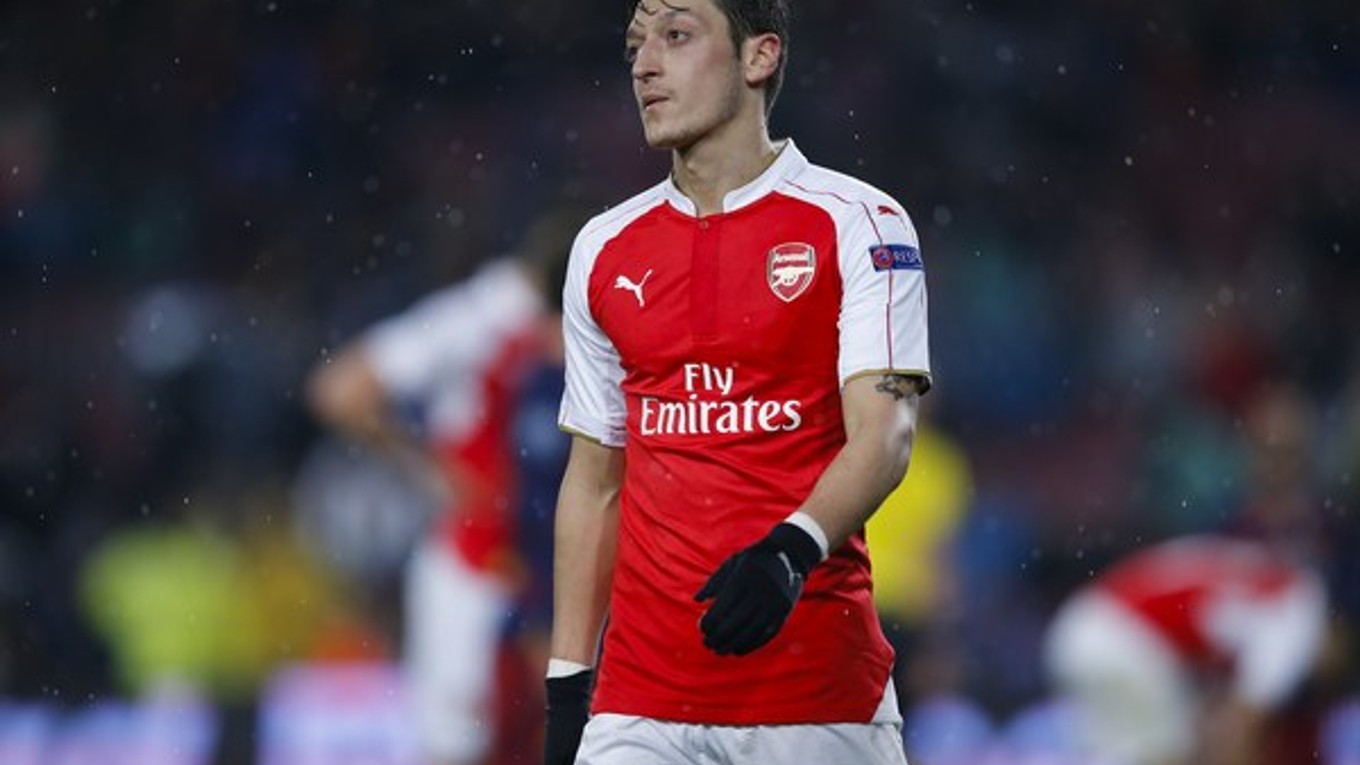 Mesut Özil so spoluhráčmi zrejme v tejto sezóne majstrovskú trofej nad hlavu nezodvihne.