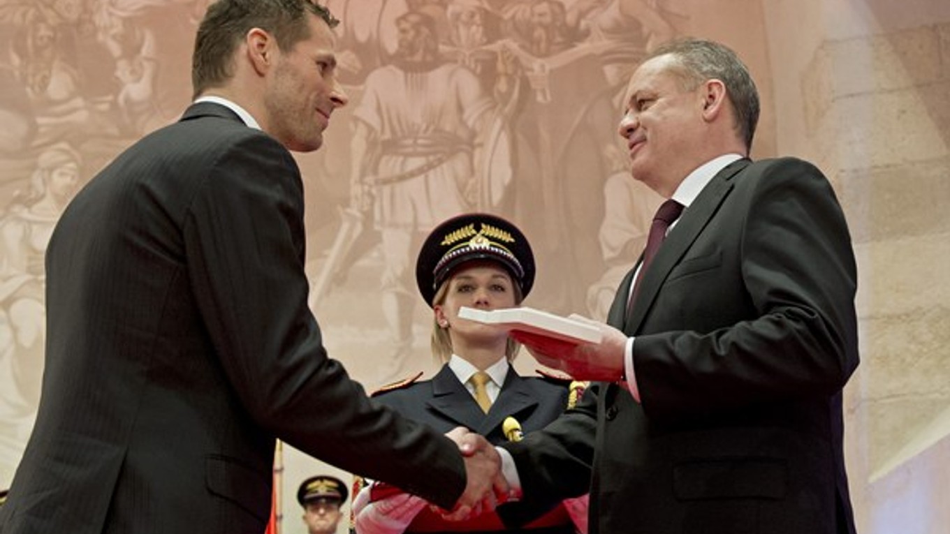 Michal Handzuš (vľavo) si preberá vyznamenanie z rúk prezidenta Andreja Kisku.