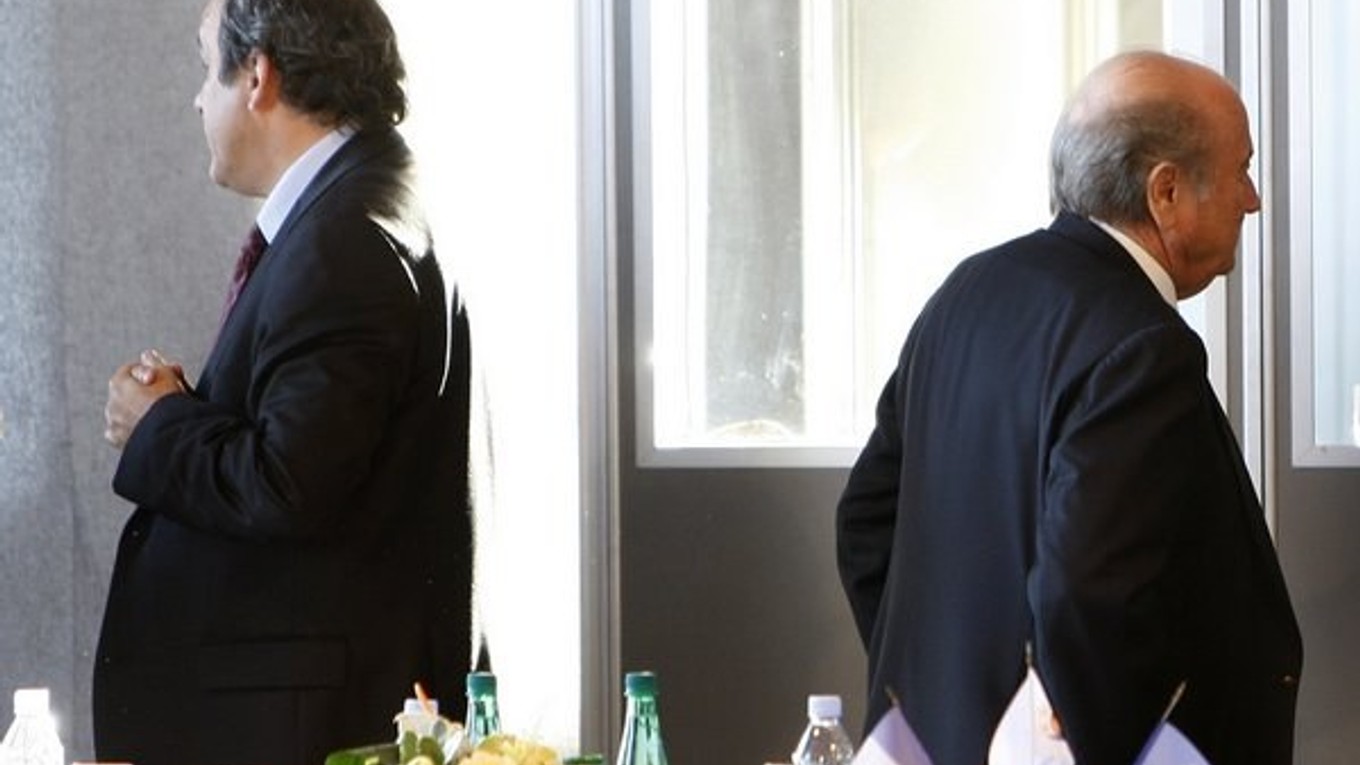 Michel Platini (vľavo) a Sepp Blatter dostali osemročný dištanc.