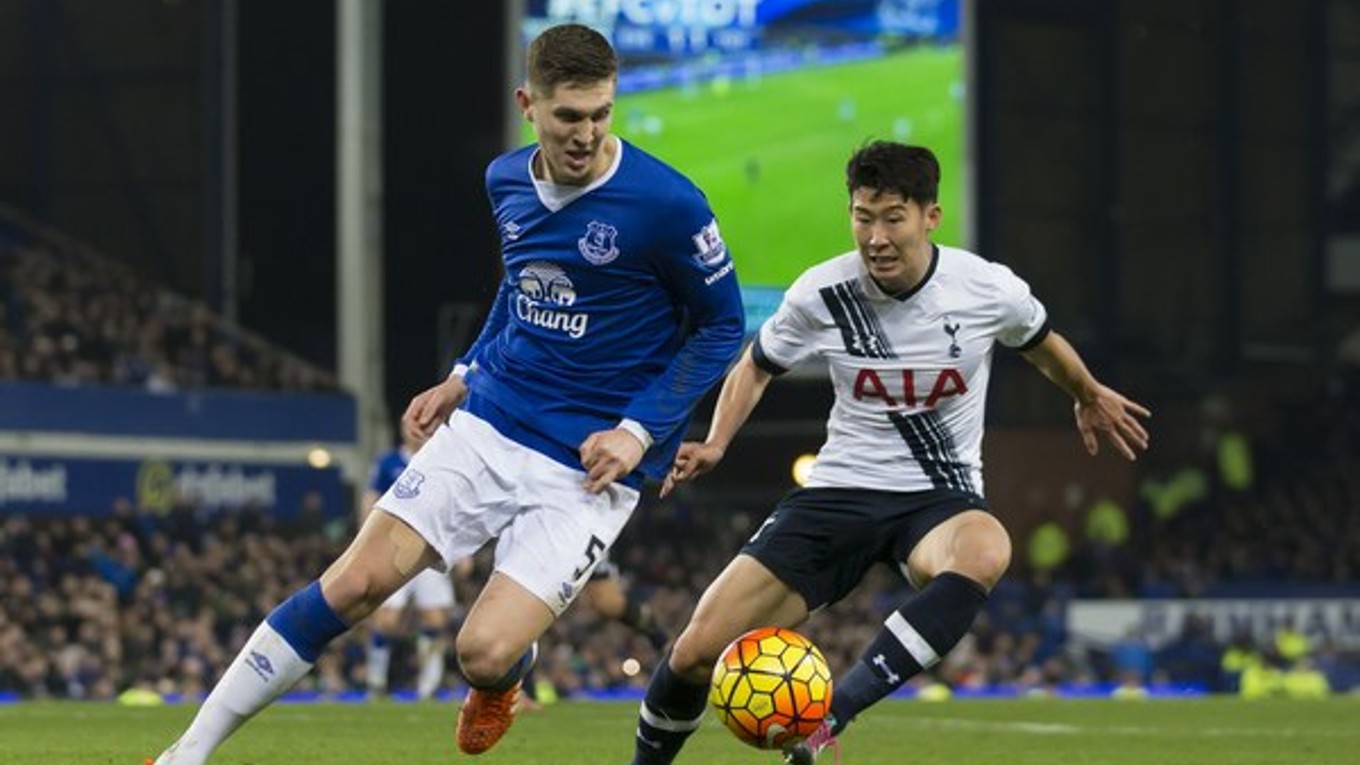 John Stones (vľavo) si aktuálne oblieka dres Evertonu.