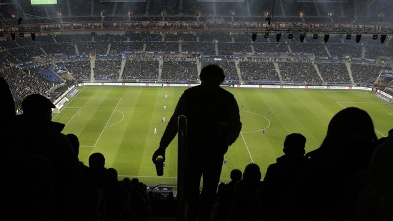Divák na novootvorenom Stade des Lumières sa vracia na svoje sedadlo počas duelu Olympique Lyon - Troyes.