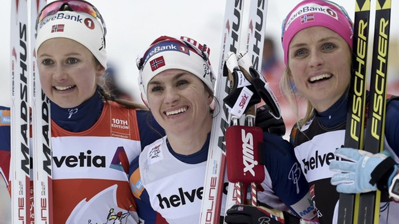 Johaugová (vpravo) sa teší z výhry v prestížnom seriáli Tour de Ski po druhýkrát.